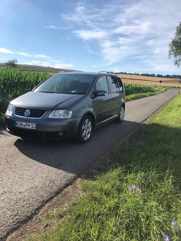 Grau Gebraucht 2004 VW Touran Van / Kleinbus | 2.000 € (Etwas zu teuer) - Bild 1/4