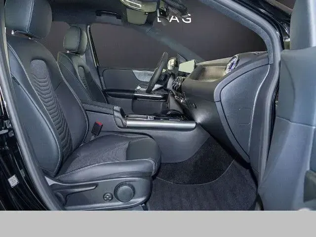 Gebraucht Mercedes B180 136 PS (100 kW) 2026 Schwarz Kleinwagen