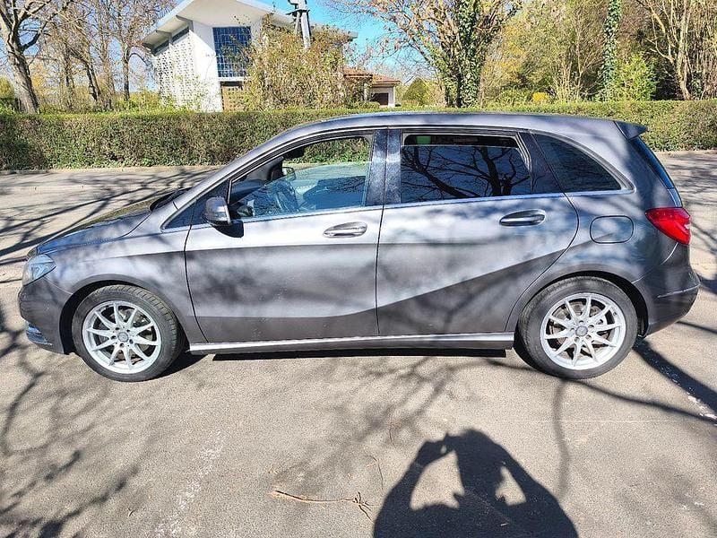 Usado Mercedes B200 156 HP (114 kW) 2013 Cinzento Monovolume