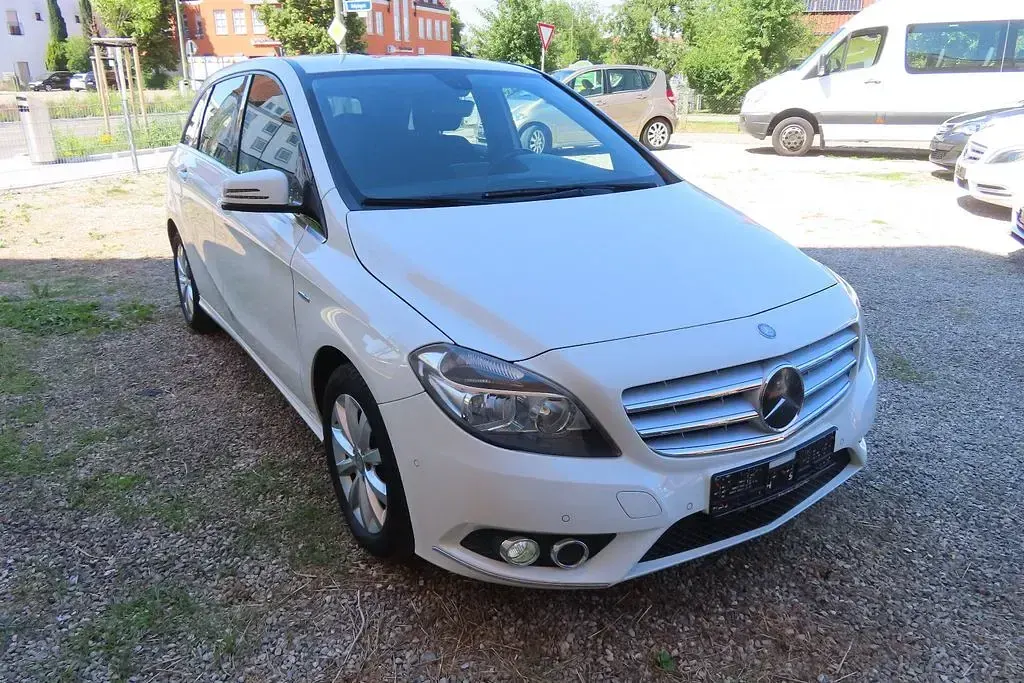 Gebraucht Mercedes B180 122 PS (89 kW) 2012 Weiß Van / Kleinbus