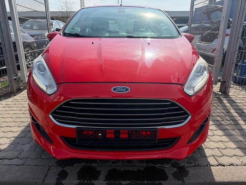 Gebraucht Ford Fiesta Titanium 80 PS (58 kW) 2014 Rot Kleinwagen