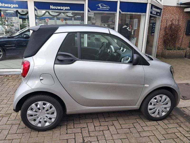 Gebraucht Smart ForTwo Cabrio 71 PS (52 kW) 2019 Tridion cool silver (metallic) Cabrio