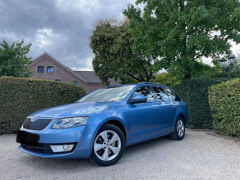 Blau Gebraucht 2015 Skoda Octavia Elegance Kombi | 10.990 € (Guter Preis) - Bild 1/4