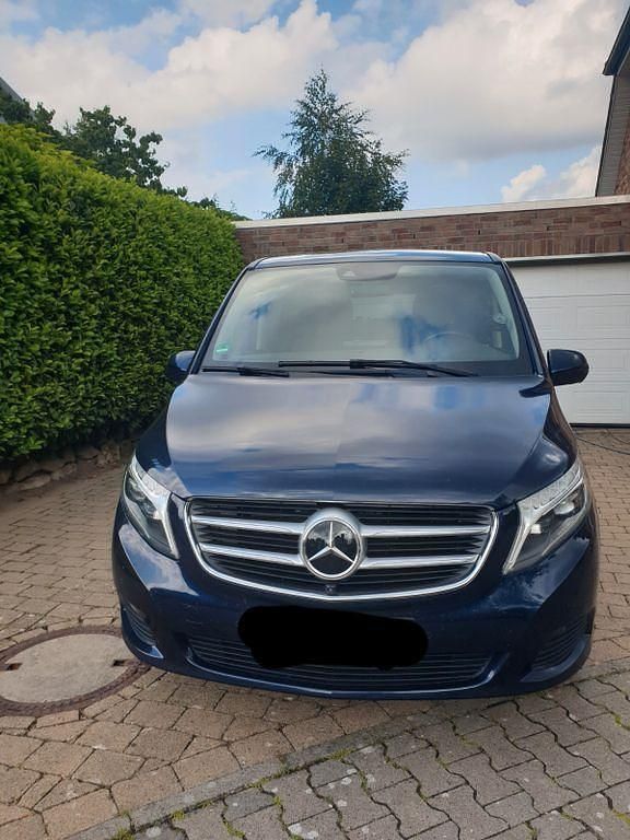Blau Gebraucht 2018 Mercedes V250 Van / Kleinbus | 44.700 € (Etwas zu teuer) - Bild 1/4