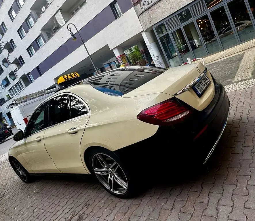 Gebraucht Mercedes E220 AMG line 194 PS (142 kW) 2017 Schwarz Limousine