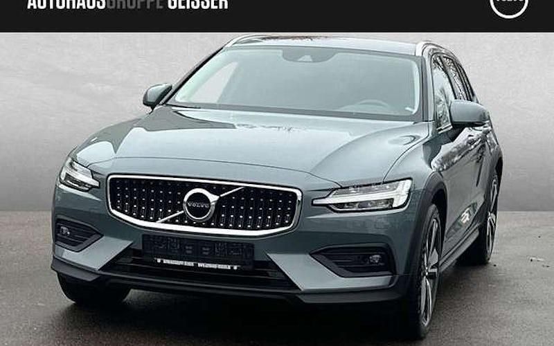 Grau Gebraucht 2022 Volvo V60 CC Pro Kombi | 33.890 € (Guter Preis) - Bild 1/4