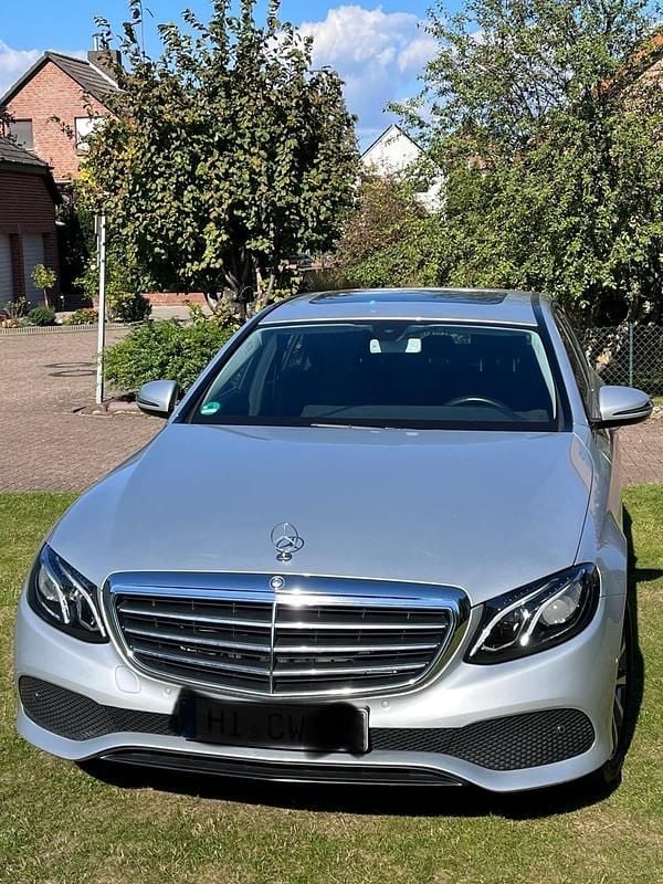 Silber Gebraucht 2016 Mercedes E220 Limousine | 26.999 € (Superpreis) - Bild 1/4
