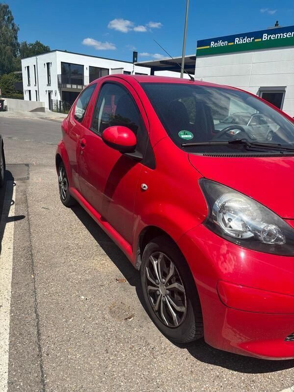 Rot Gebraucht 2007 Toyota Aygo Kleinwagen | 2.500 € (Fairer Preis) - Bild 1/4