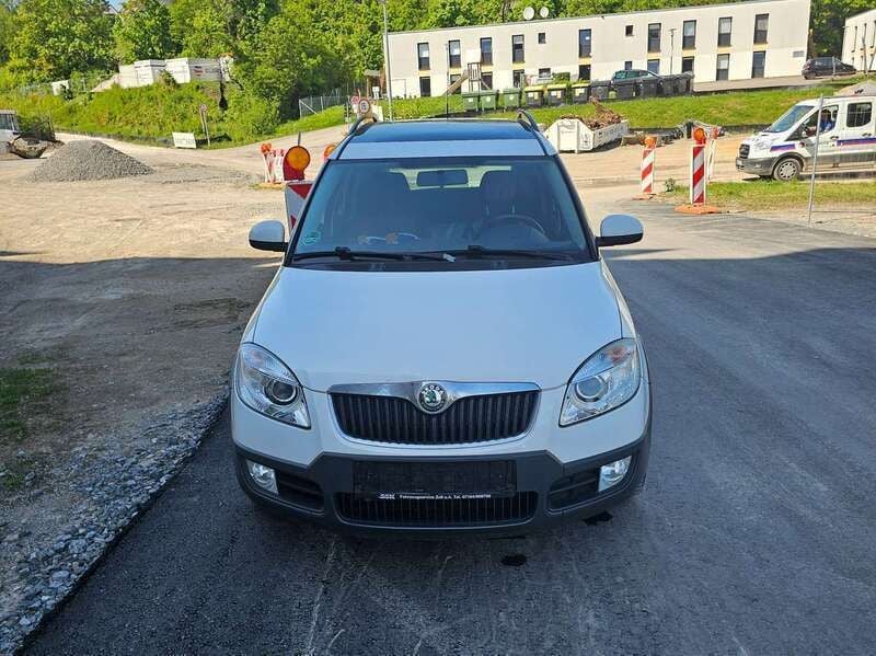 Candyweiss Gebraucht 2010 Skoda Roomster Scout Plus Edition Kombi | 3.999 € (Guter Preis) - Bild 1/4