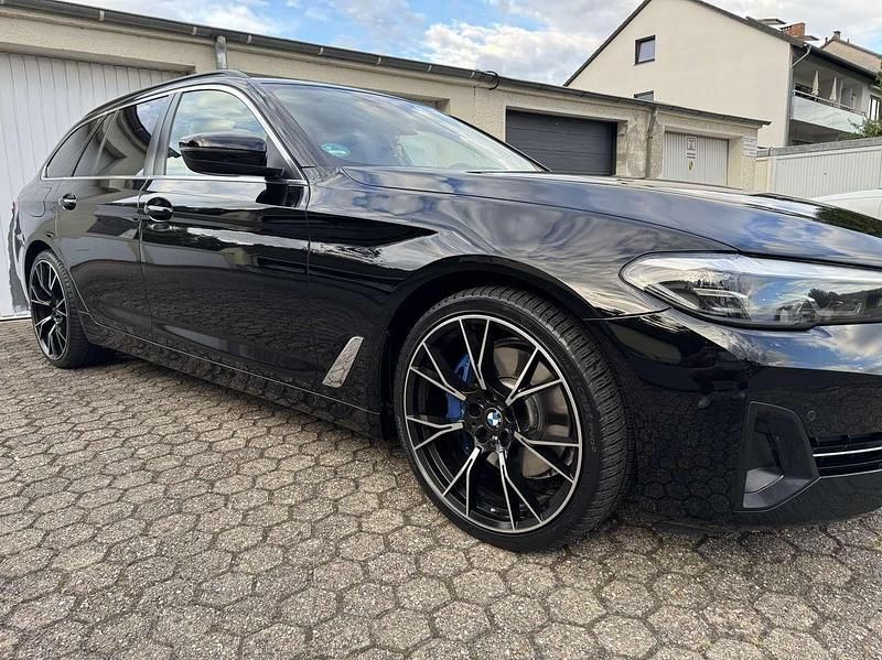 Schwarz Gebraucht 2021 BMW 530 Kombi | 27.900 € (Fairer Preis) - Bild 1/4