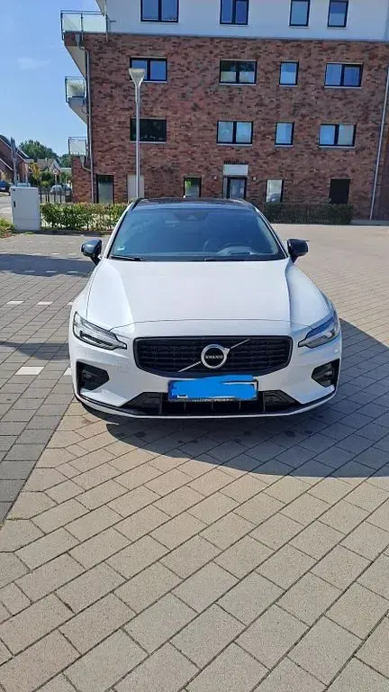 Gebraucht Volvo V60 R-Design 190 PS (139 kW) 2020 Weiß Kombi