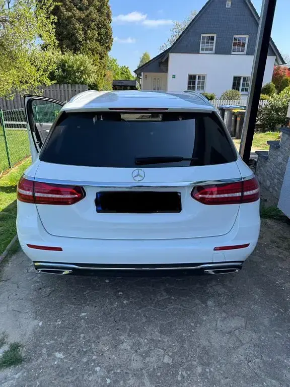 Gebraucht Mercedes E200 197 PS (144 kW) 2022 Weiß Limousine