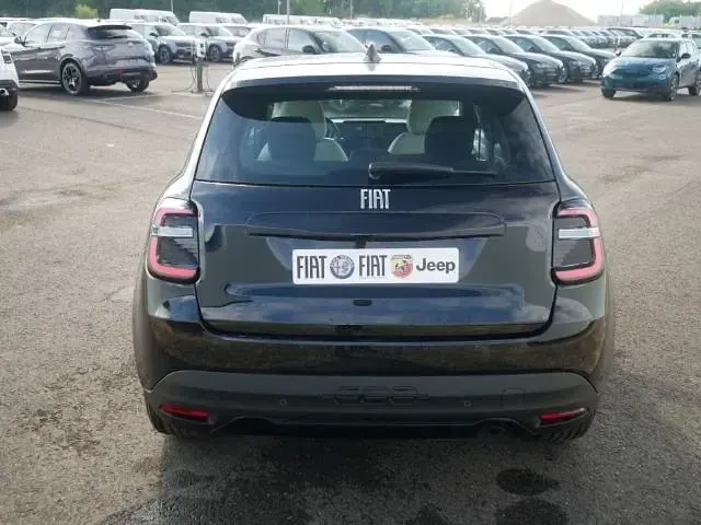 Neu Fiat 600 Icon 101 PS (74 kW) 2026 Cinema schwarz SUV