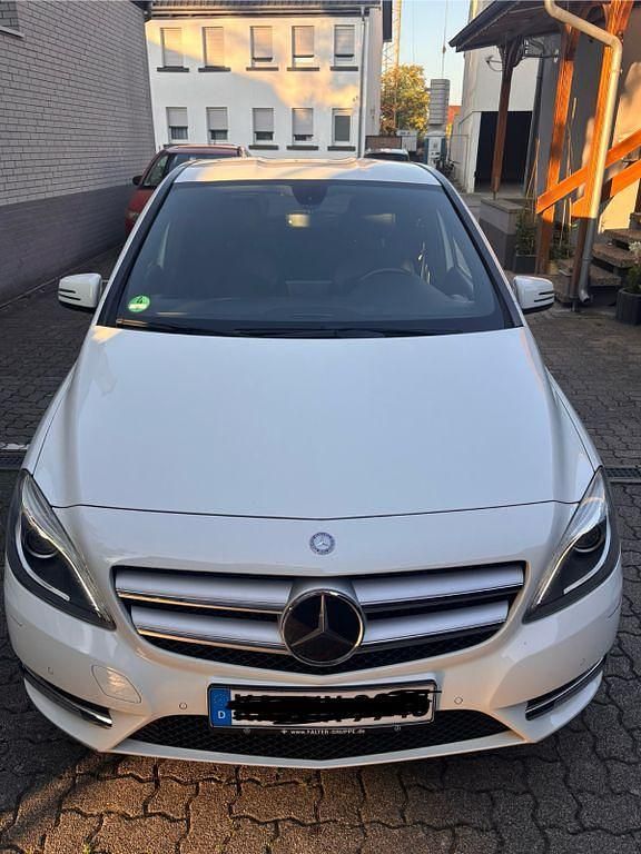 Weiß Gebraucht 2012 Mercedes B180 Sport Van / Kleinbus | 9.500 € (Superpreis) - Bild 1/4
