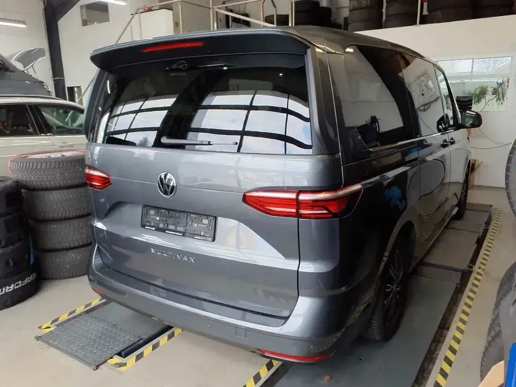 Second-hand VW Multivan Life 150 CP (110 kW) 2025 Gri Monovolum