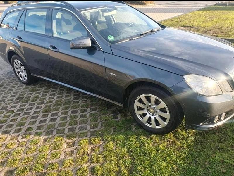 Grau Gebraucht 2010 Mercedes E220 Elegance Kombi | 5.500 € (Guter Preis) - Bild 1/4