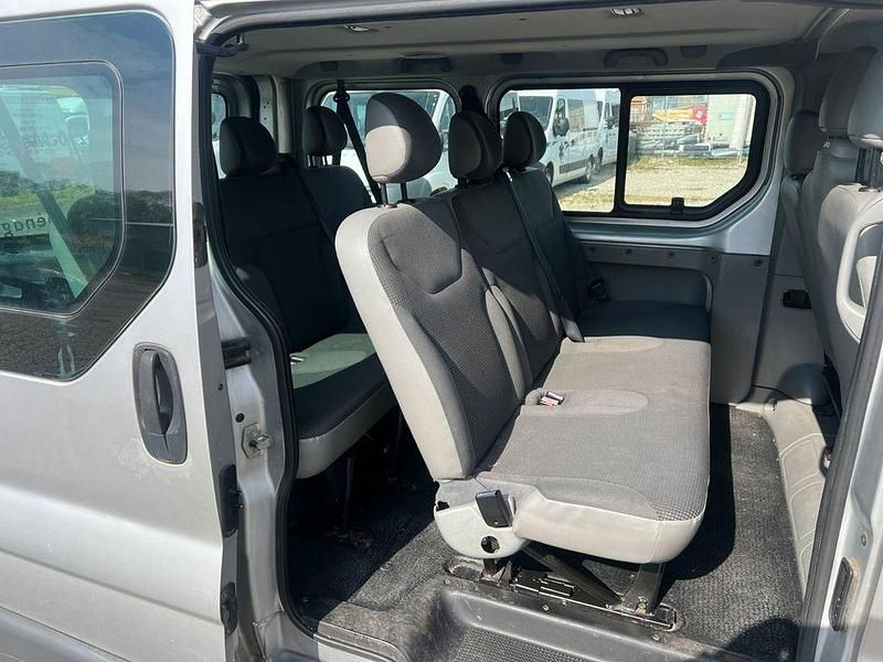 Gebraucht Renault Trafic 90 PS (66 kW) 2009 Silber Van / Kleinbus
