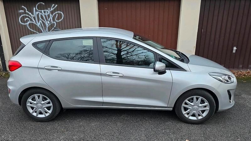 Silber Gebraucht 2020 Ford Fiesta Trend Kleinwagen | 12.690 € (Fairer Preis) - Bild 1/4