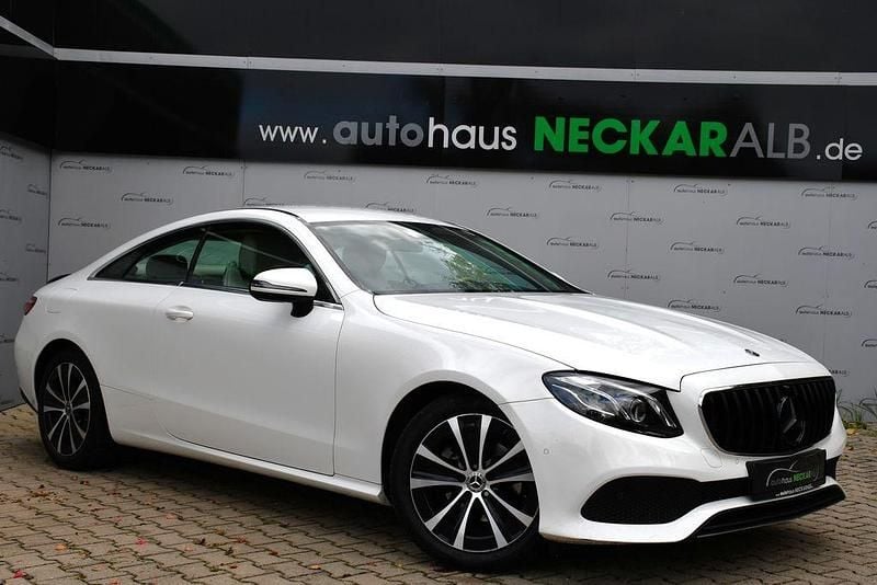 Polarweiss unilack Gebraucht 2018 Mercedes E220 Avantgarde Coupé | 28.900 € (Fairer Preis) - Bild 1/4