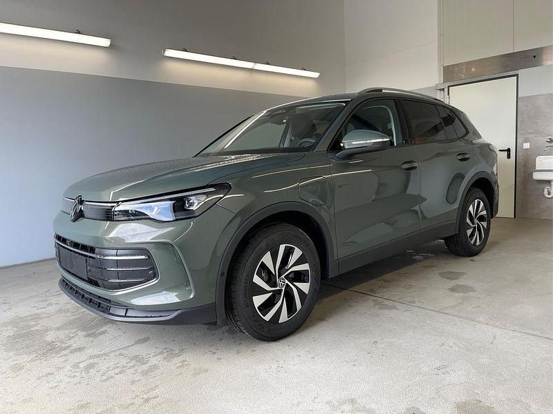 [d4d4] cipressinogrün metallic Neu 2025 VW Tiguan Life SUV | 46.990 € - Bild 1/4