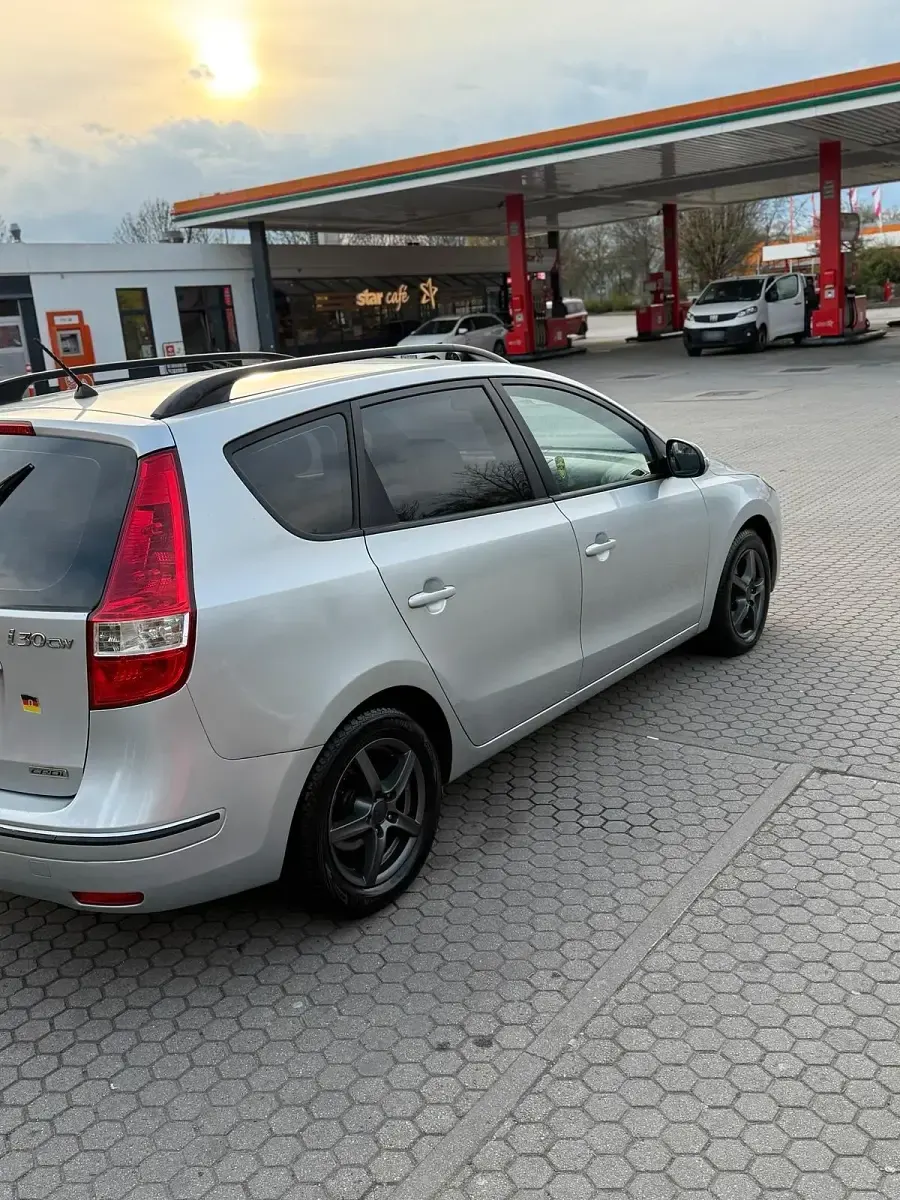 Usado Hyundai i30 75 CV (55 kW) 2008 Gris Berlina