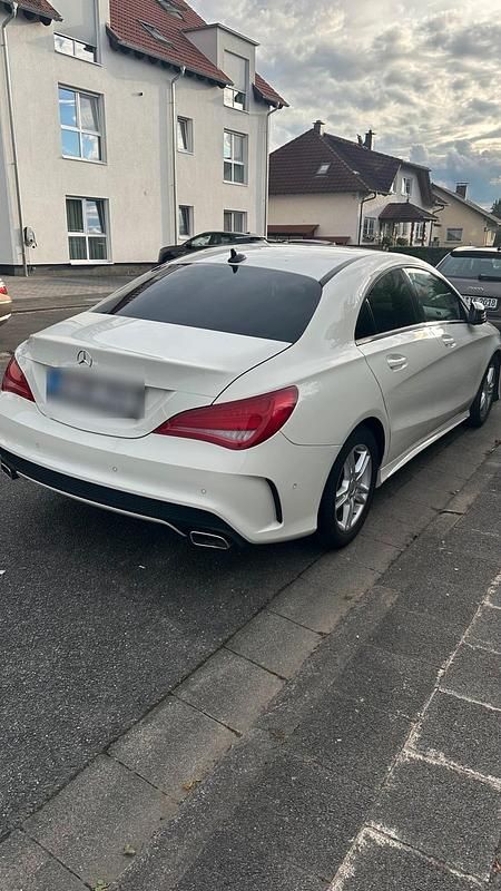 Weiß Gebraucht 2016 Mercedes CLA200 AMG line Limousine | 13.200 € (Fairer Preis) - Bild 1/4
