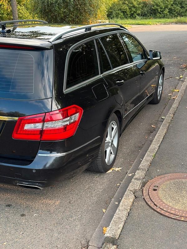 Gebraucht Mercedes E350 265 PS (194 kW) 2012 Schwarz Kombi