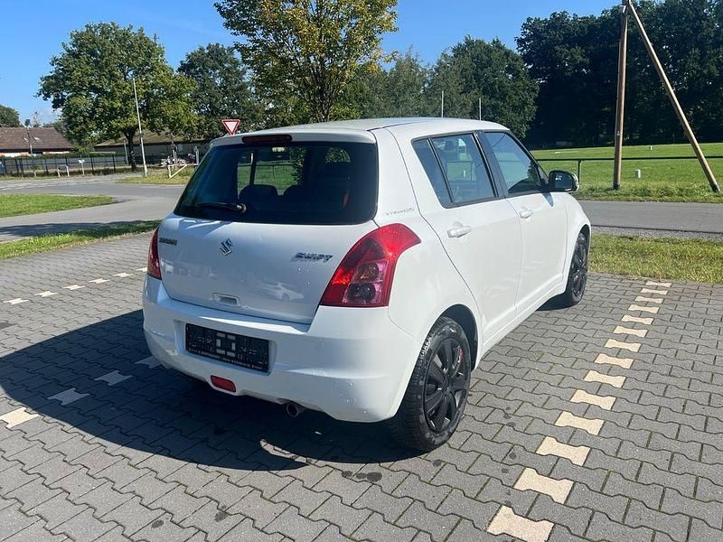 Weiß Gebraucht 2010 Suzuki Swift Limited Limousine | 4.700 € (Etwas zu teuer) - Bild 1/4