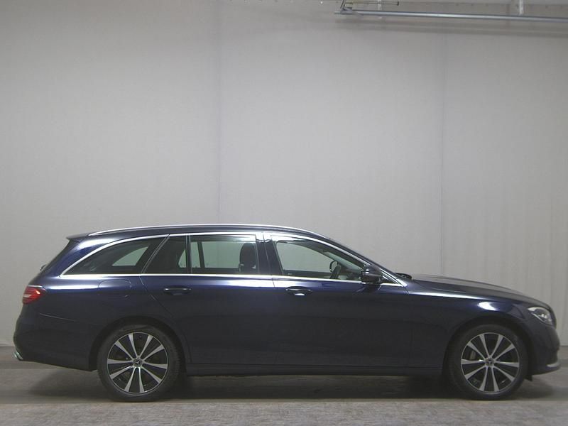 Gebraucht Mercedes E300 Avantgarde 306 PS (225 kW) 2022 Blau Kombi