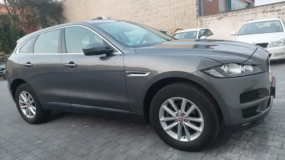 Gebraucht Jaguar F-Pace 180 PS (132 kW) 2016 Grau SUV