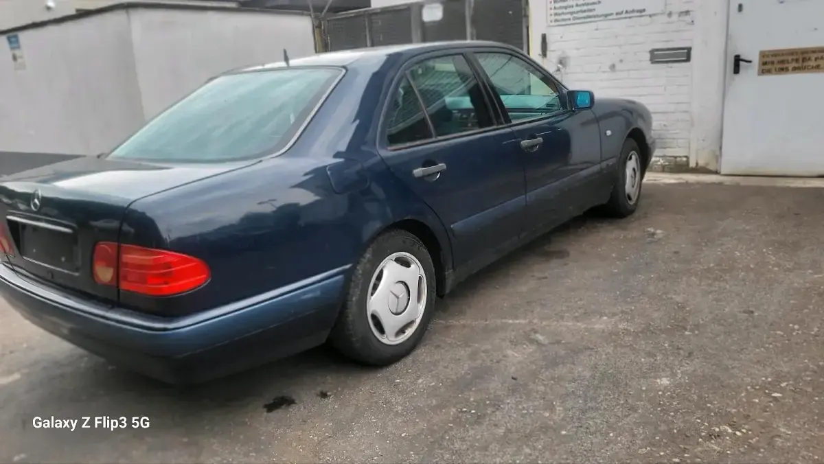 Gebraucht Mercedes E200 136 PS (100 kW) 1998 Blau Limousine