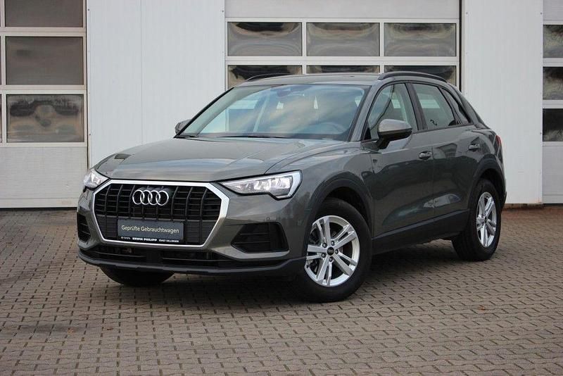 Chronosgrau metallic Gebraucht 2025 Audi Q3 SUV | 31.990 € (Superpreis) - Bild 1/4