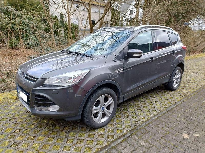 Grau Gebraucht 2015 Ford Kuga Titanium SUV | 11.500 € (Fairer Preis) - Bild 1/4