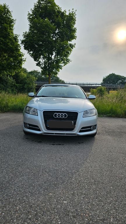 Silber Gebraucht 2010 Audi A3 Sportback Attraction Limousine | 4.999 € (Superpreis) - Bild 1/4