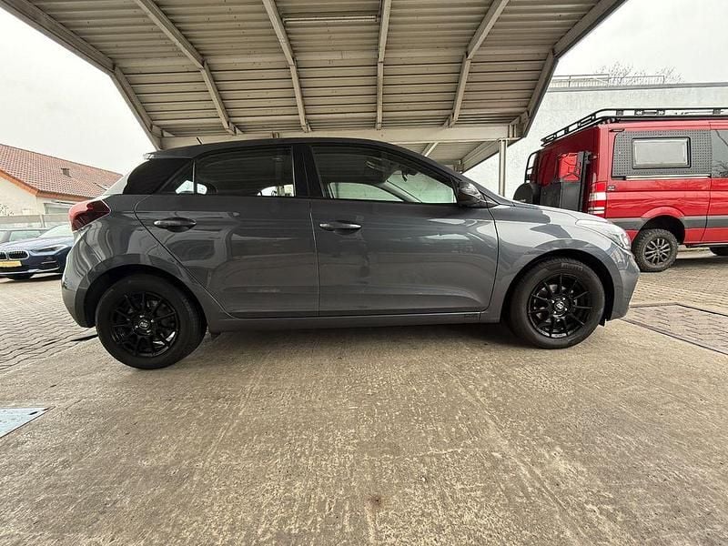 Gebraucht Hyundai i20 Trend 84 PS (61 kW) 2019 Grau Kleinwagen
