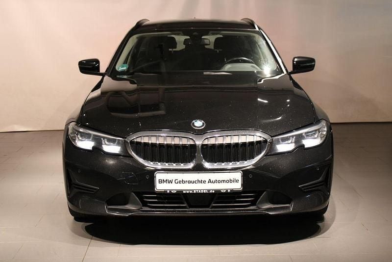 Schwarz Gebraucht 2022 BMW 318 Sport Line Limousine | 15.978 € (Superpreis) - Bild 1/4