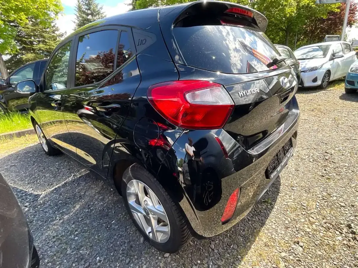 Gebraucht Hyundai i10 GO! 67 PS (49 kW) 2023 Phantom black / met Kleinwagen