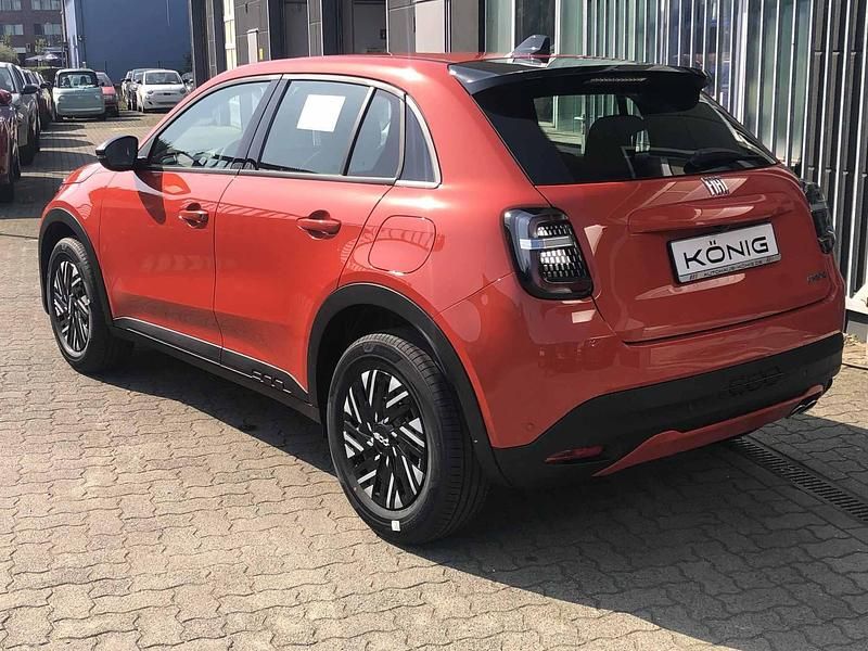 Neu Fiat 600 146 PS (107 kW) 2025 Orange Limousine