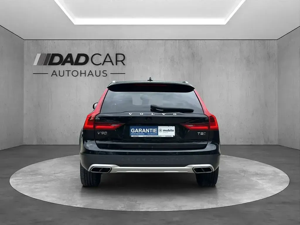 Używany Volvo V90 CC 250 KM (183 kW) 2018 Czarny Kombi