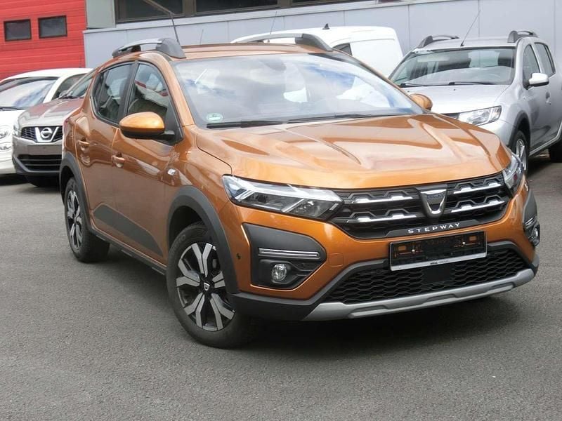 Taklamakan orange metallic Gebraucht 2021 Dacia Sandero Stepway Kleinwagen | 12.995 € (Fairer Preis) - Bild 1/4
