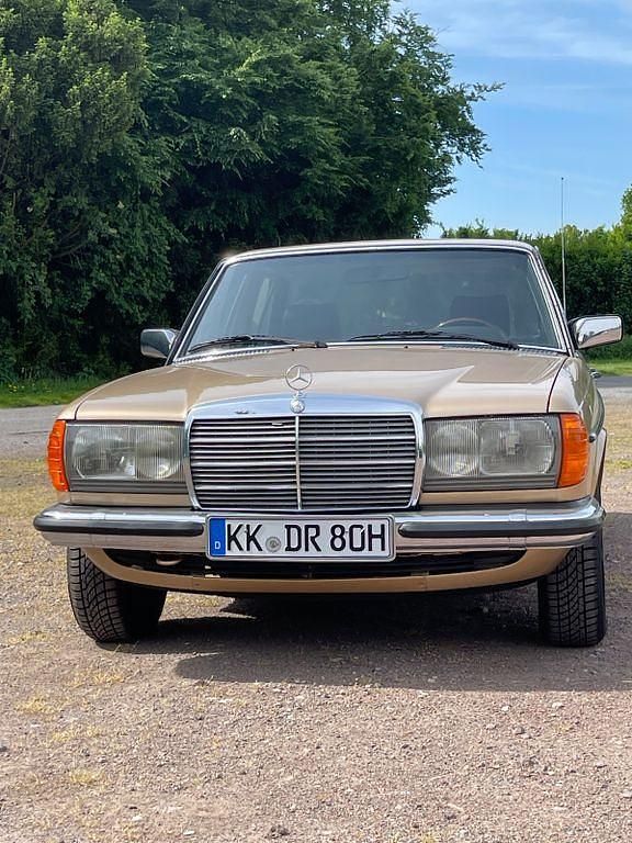 Beige Gebraucht 1980 Mercedes E230 Limousine | 19.000 € - Bild 1/4