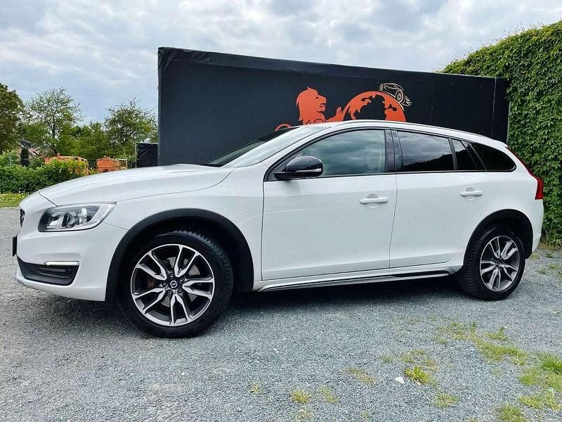 Gebraucht Volvo V60 CC 190 PS (139 kW) 2017 Ice white, solid / solid Kombi
