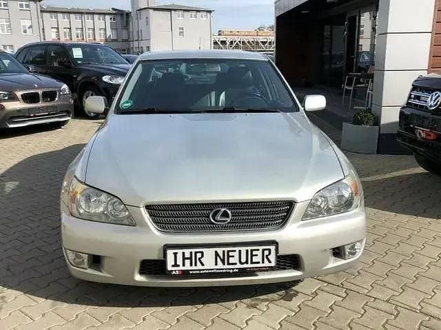 Second-hand Lexus IS200 155 CP (114 kW) 2002 Argintiu Berlinǎ