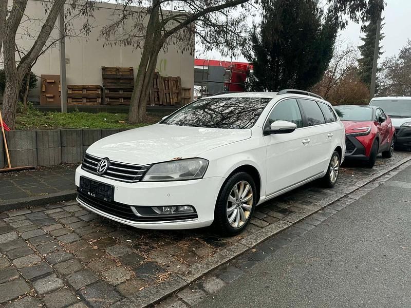 Weiß Gebraucht 2012 VW Passat Kombi | 2.000 € (Superpreis) - Bild 1/4