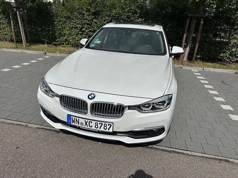 Weiß Gebraucht 2018 BMW 330 Luxury Line Limousine | 22.990 € (Fairer Preis) - Bild 1/4