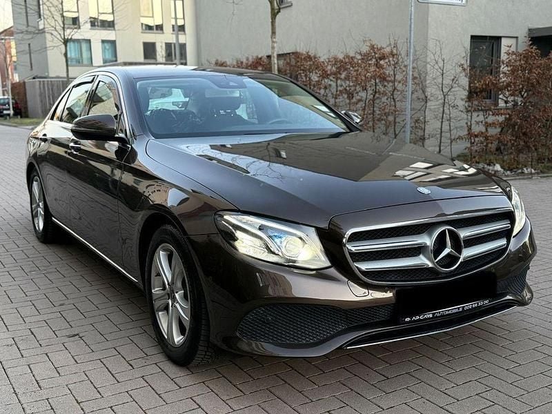 Braun Gebraucht 2017 Mercedes E200 Limousine | 22.499 € (Guter Preis) - Bild 1/4