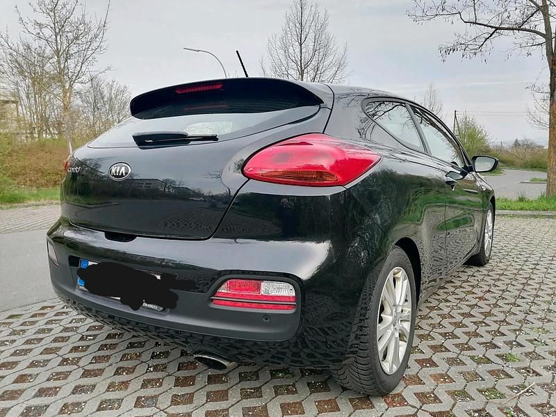 Gebraucht Kia Ceed 135 PS (99 kW) 2014 Schwarz Kleinwagen