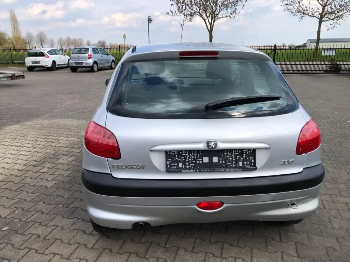 Używany Peugeot 206 75 KM (55 kW) 2002 Srebrny Sedan/Limuzyna