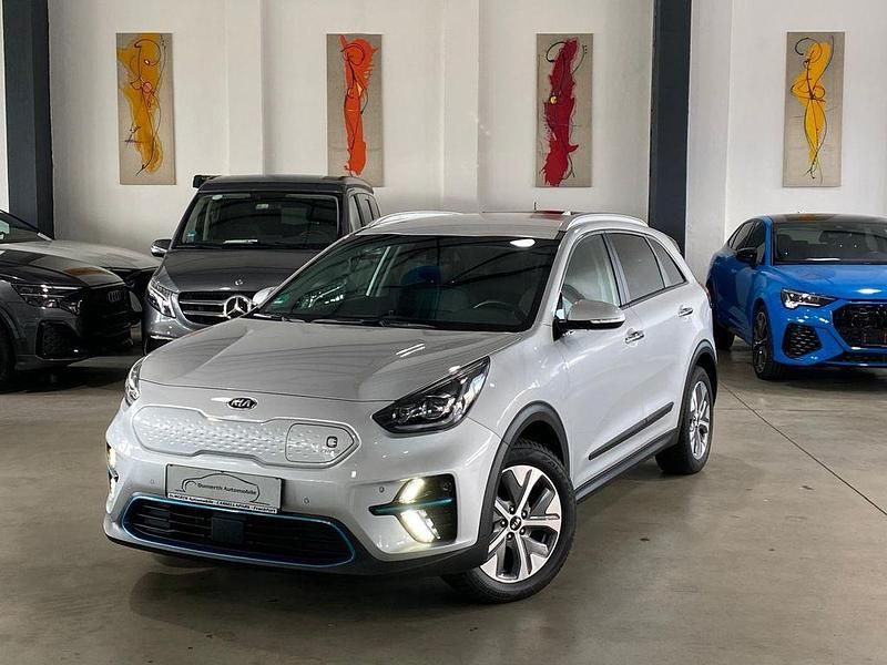 Silver metall. Gebraucht 2021 Kia e-Niro Spirit SUV | 22.490 € (Fairer Preis) - Bild 1/4