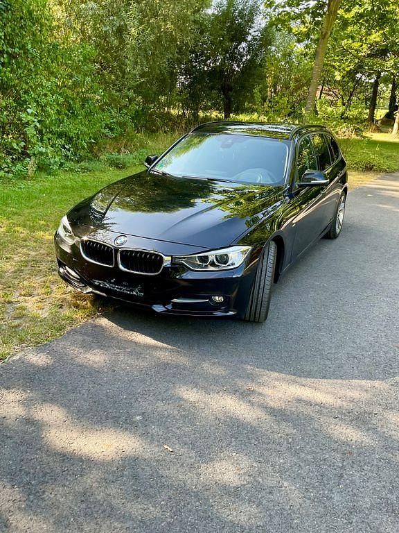 Schwarz Gebraucht 2012 BMW 320 Sport Line Kombi | 10.650 € (Fairer Preis) - Bild 1/4